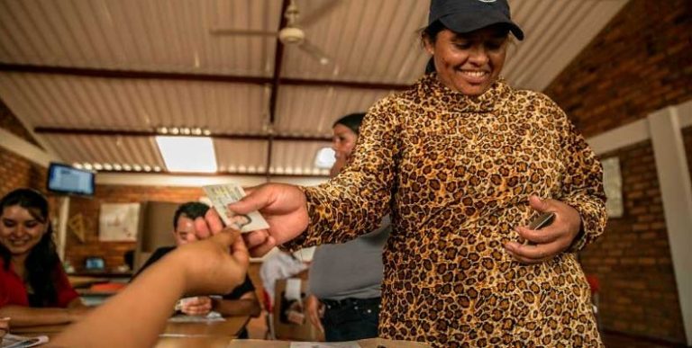 Mujer votando