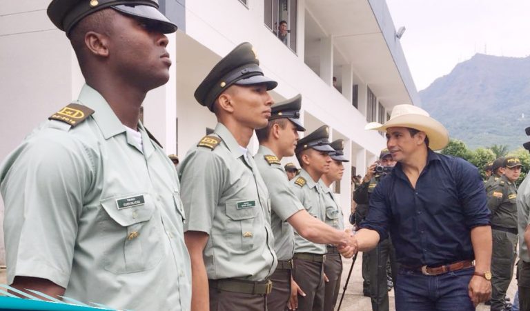 Alirio Barrera, gobernador de Casanare, saluda a los policías que llegaorn al departamento a reforzar la seguridad