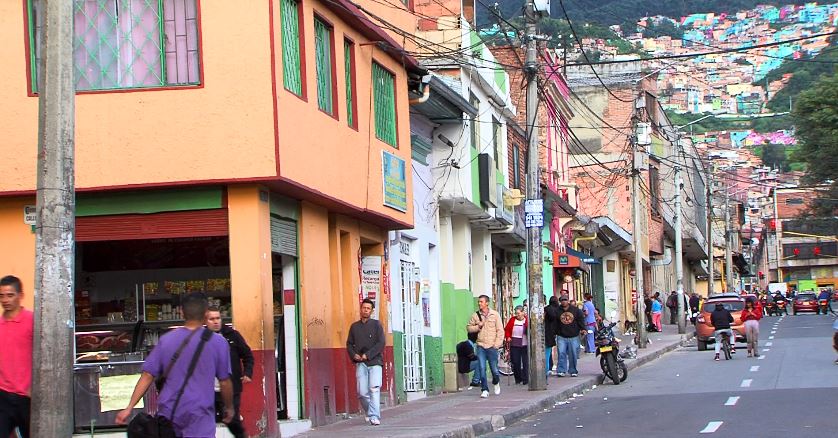 El joven reside en el barrio Las Cruces de Bogotá, un sitio marcado por la violencia
