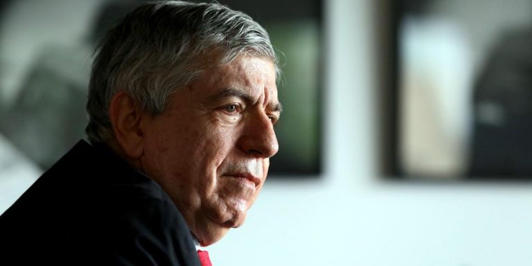 El expresidente César Gaviria Trujillo durante la entrevista. “Uno no abandona las batallas en el campo”, advierte. Foto: Claudia Rubio / EL TIEMPO