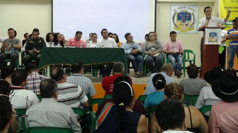 Consejo comunal presidido por el alcalde Leonardo Puentes