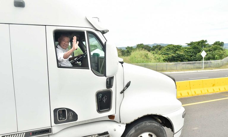 El Presidente a bordo de la tractomula que lo condujo al sitio donde inauguró las obras del Puente de Flandes en el Tolima.