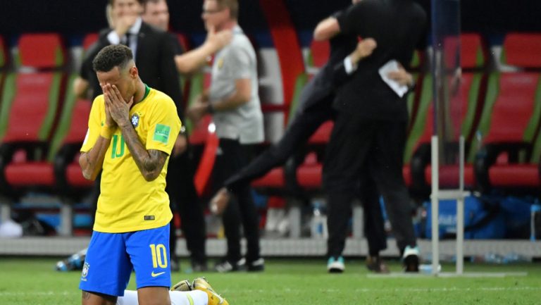 Neymar llora y se tapa la cara al perder su seleccionado de Brasil