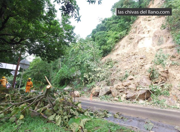 Paso a un carril en sector Oxigeno, cerca al puente La Cabuya en Yopal, por caida de piedra