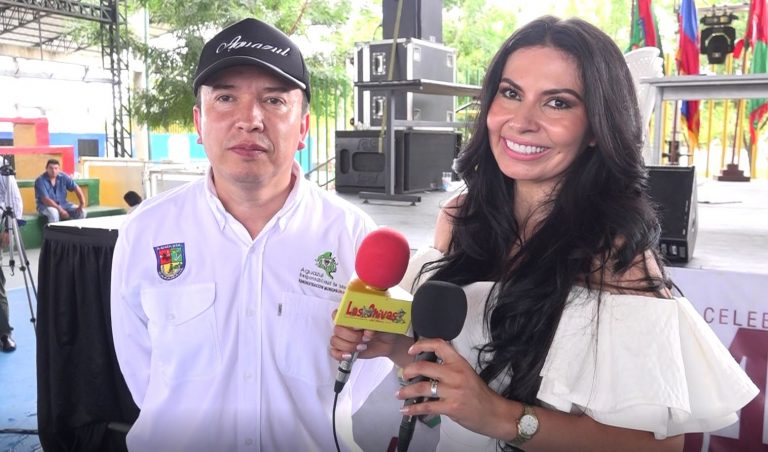Renier Darío Pachón, alcalde de Aguauzl, entrevistado pro la Señora Casanare, Amparo Urrego.