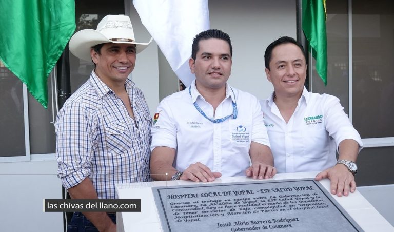 El gobernador Alirio Barrera, el gerente de Salud Yopal y el alcalde de Yopal Leonardo Puentes, descubren la placa