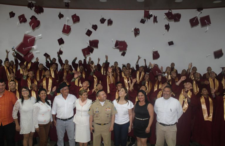 Los soldados lanzaron vivas al recibir su grado