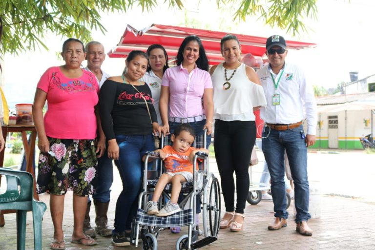 Marisela Duarte, entrega las sillas de ruedas