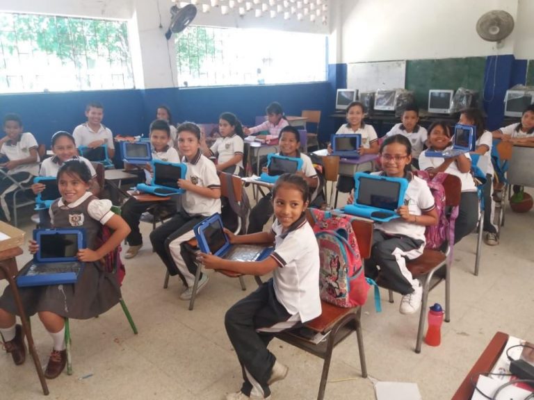 Tabletas entregadas al Policarpa Salavarrieta de Yopal