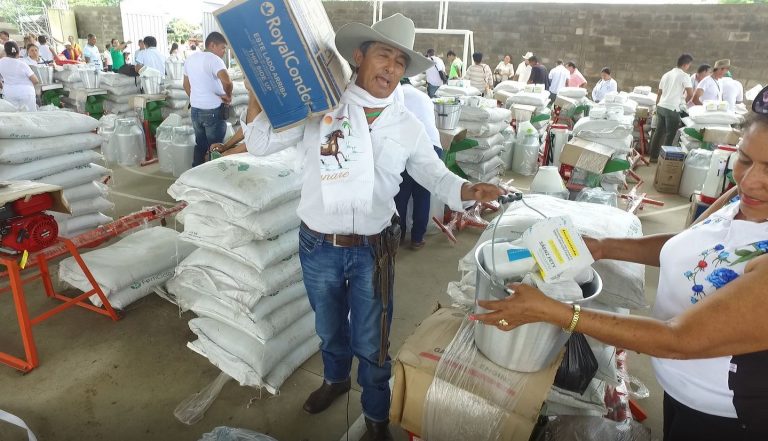 En Paz de Ariporo campesinos recibieron kits de ganadería