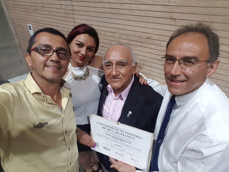 Las Chivas del Llano acompañaron a don manuel Amórtegui a recibir su título de abogado