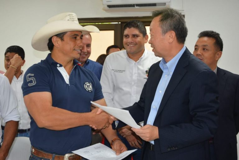 Alirio Barrera y la comitiva China en la Asamblea