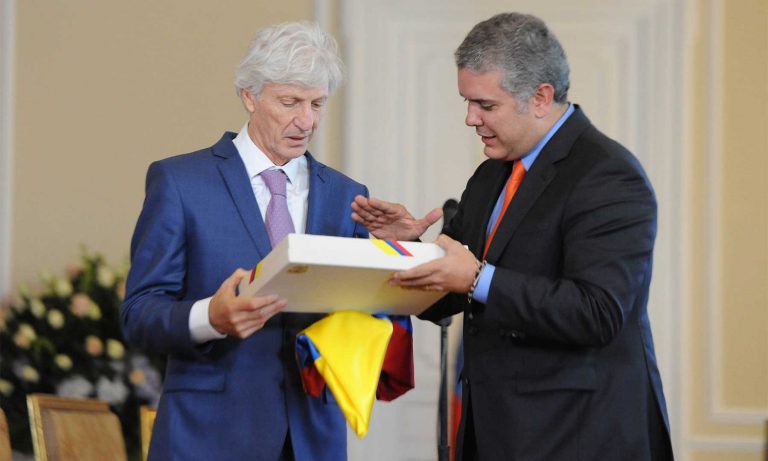 Pekermen recibde la bandera de Colombia