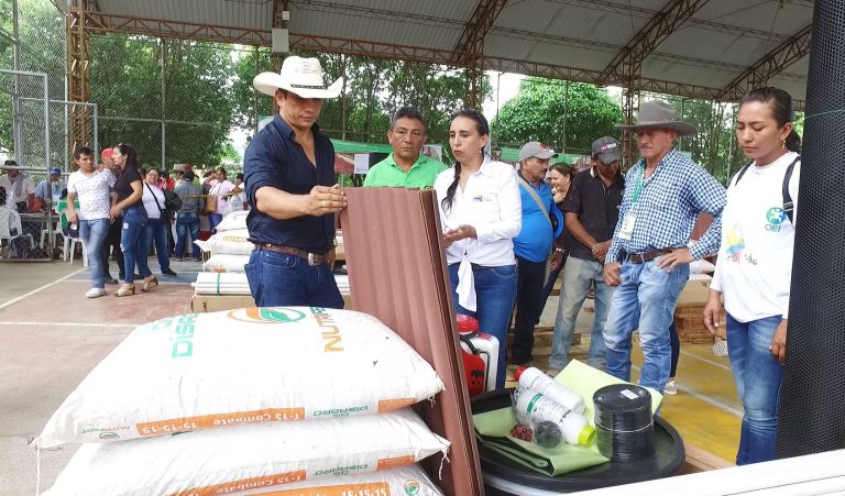 gOBERNADOR ENTREGO KITS