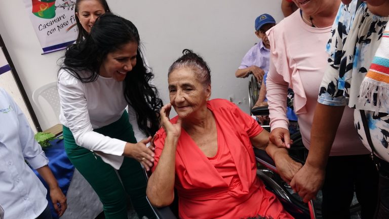 Marisela Duarte, gestora Social de Casanare entrega sillas de ruedas