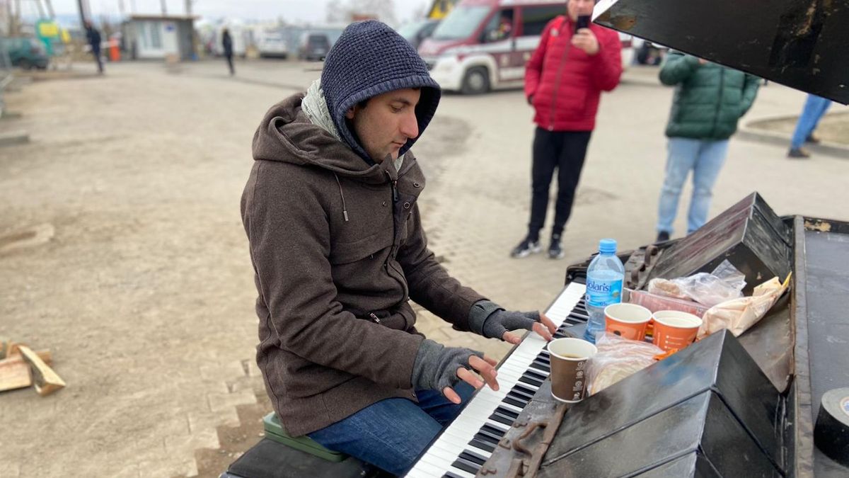 Davide Martello toca el piano en el paso fronterizo de Medyka, entre Polonia y Ucrania / DAVID LÓPEZ FRIAS
