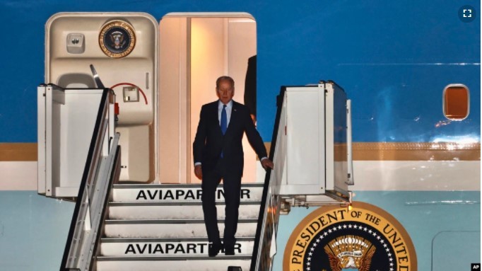 El presidente de Estados Unidos, Joe Biden, a su llegada a Bruselas, donde buscará cimentar la unidad entre los occidentales, el 23 de marzo.