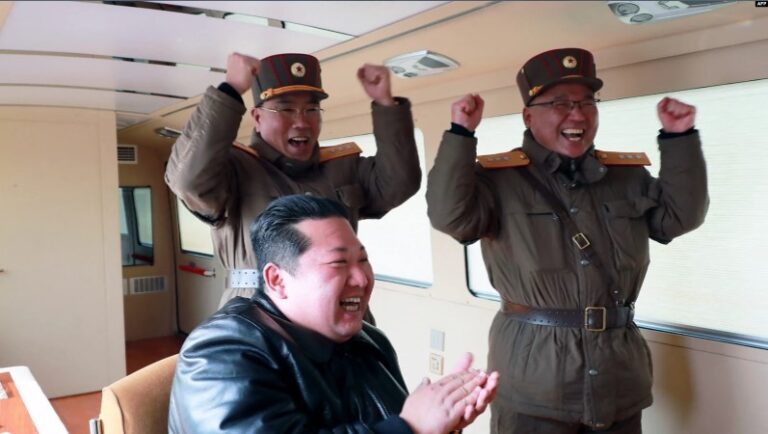 Foto transmitida por la agencia de prensa norcoreana KCNA muestra al líder de Corea del Norte, Kim Jong Un, entusiasmado por el lanzamiento de un misil balístico intercontinental el 24 de marzo de 2022.