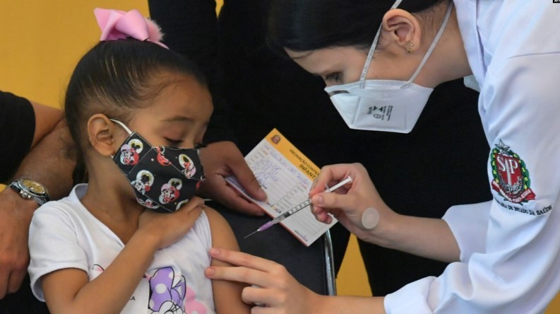 Una niña recibe la primera dosis de la vacuna Pfizer-BioNTech contra el COVID-19, en un hospital de Sao Paulo, Brasil, el 14 de enero de 2022.