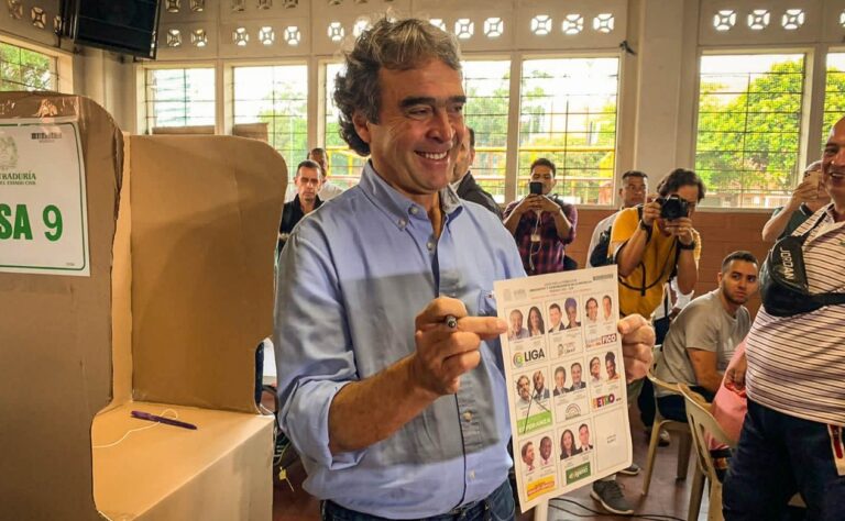 Sergio Fajardo al votar en Medellín