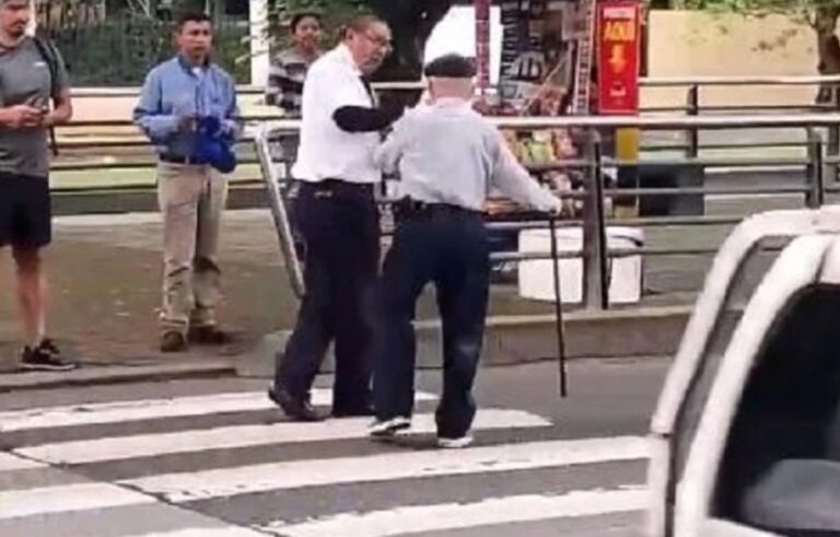 Foto tomada del video, cuando el chofer ayuda al abuelito
