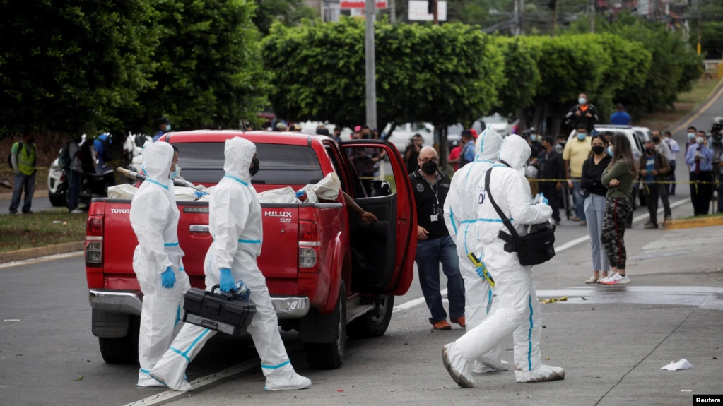 Técnicos forenses trabajan en la escena del crimen, donde asaltantes desconocidos mataron al hijo del expresidente hondureño Porfirio Lobo Sosa y a otras tres personas en el estacionamiento de un edificio, en Tegucigalpa, el 14 de julio de 2022.
