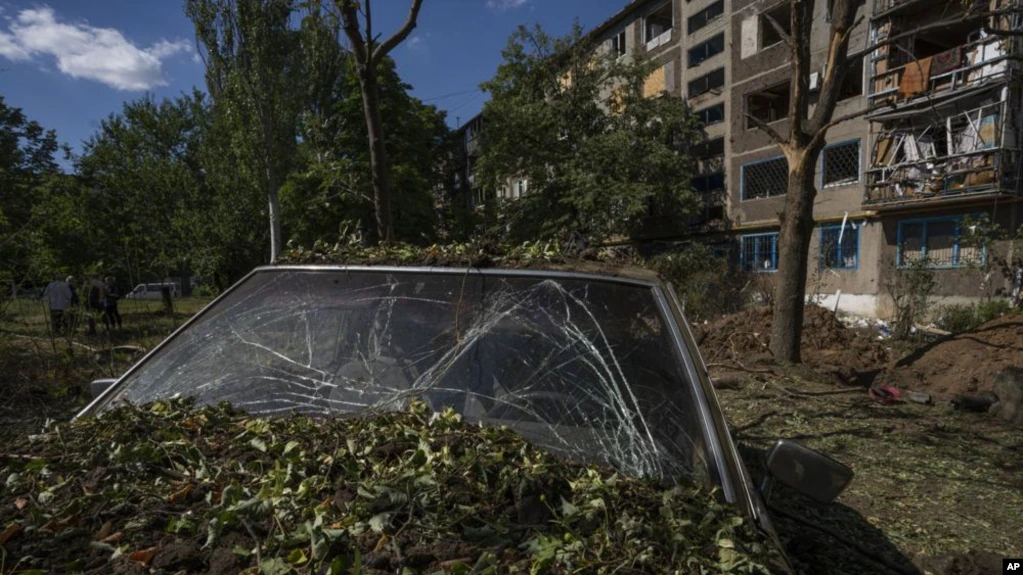 Esta foto del 15 de julio del 2022 muestra un automóvil dañado tras un ataque con misiles en Konstantinovka, en el este de Ucrania, el 15 de julio del 2022. (AP Foto/Nariman El-Mofty)