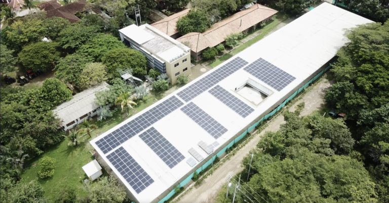 La planta que cuenta con 232 paneles solares, es la número 18 que pone en funcionamiento el SENA en el territorio nacional