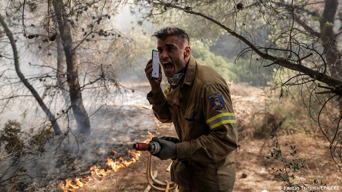 Un bombero pide ayuda para combatir un incendio en Penteli, cerca de Atenas.