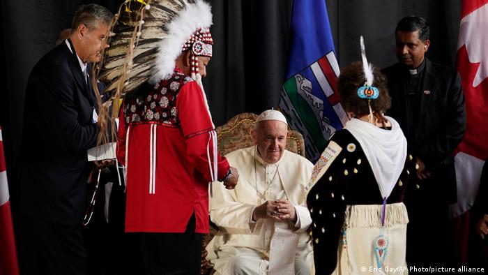El papa pide perdón por abusos de la Iglesia contra indígenas de Canadá