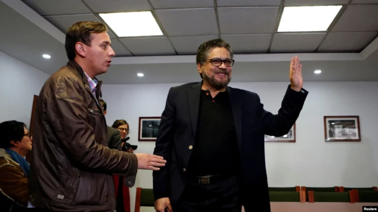 ARCHIVO - Iván Márquez, del partido político de las FARC, después de una conferencia de prensa en Bogotá, Colombia, en abril de 2018.