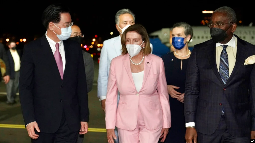 La presidenta de la Cámara de Representantes de EEUU, Nancy Pelosi camina con el ministro de Relaciones Exteriores de Taiwán, Joseph Wu, a la izquierda, cuando llega a Taipei, Taiwán, el martes 2 de agosto de 2022. (Ministerio de Relaciones Exteriores de Taiwán vía AP)
