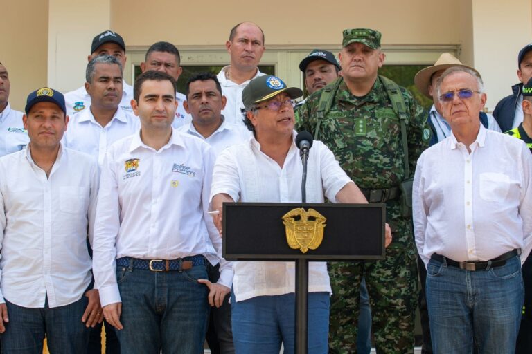 Gustavo Petro y cúpula militar