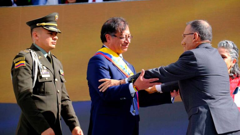 Gustavo Petro juró ante el presidente del Congreso Roy Barreras