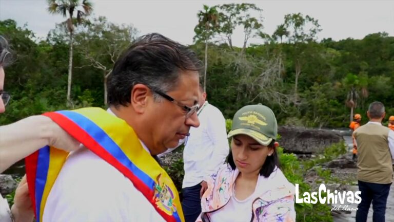 Gustavo petro con la banda presidencial (2)