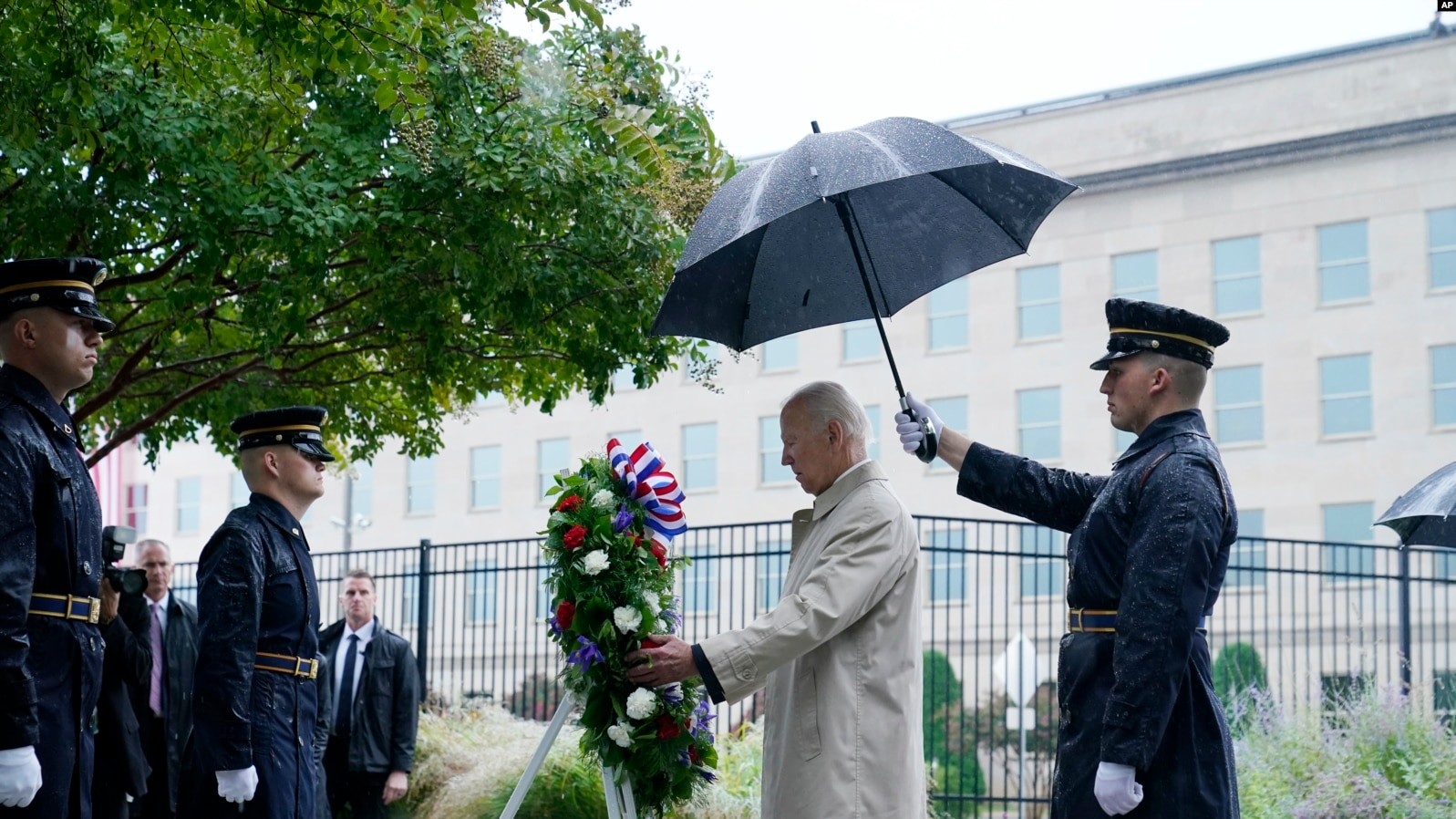 El presidente Joe Biden participa en una ceremonia de colocación de una ofrenda floral durante su visita al Pentágono en Washington, el domingo 11 de septiembre de 2022, para honrar y recordar a las víctimas del ataque terrorista del 11 de septiembre. (Foto AP/Susan Walsh)