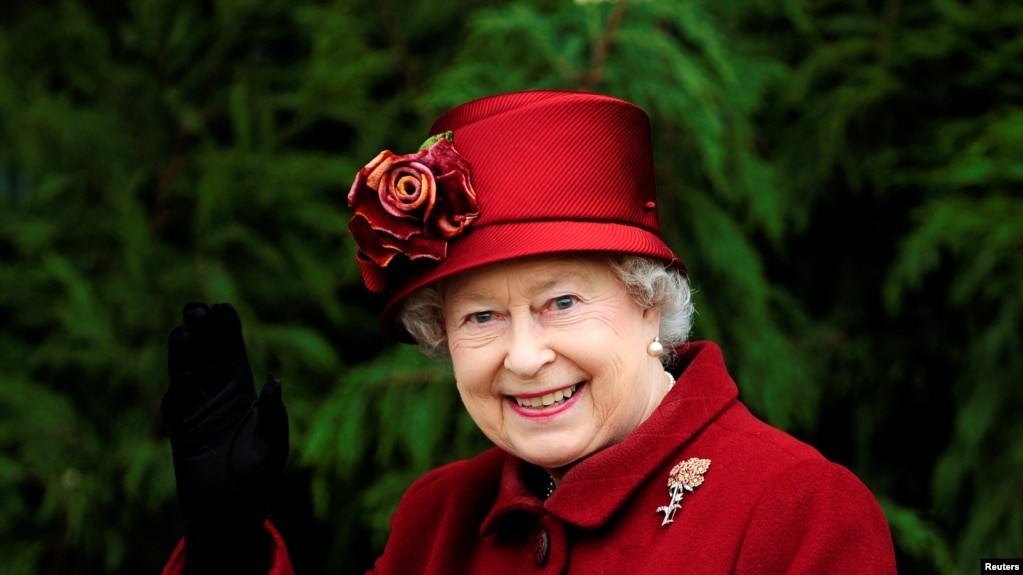 ARCHIVO - La Reina Isabel II saluda en Gloucestershire, Inglaterra, en de marzo de 2009.