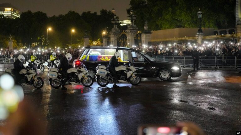 El cortejo fúnebre que acompaña a los restos de la reina Isabel II de Inglaterra llega al Palacio de Buckingham, en Londres, bajo una fuerte lluvia, el 13 de septiembre de 2022.