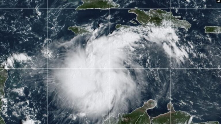 Esta imagen satelital proporcionada por la Administración Nacional Oceánica y Atmosférica muestra a la tormenta tropical Ian sobre el Caribe central el sábado 24 de septiembre de 2022. (NOAA vía AP)