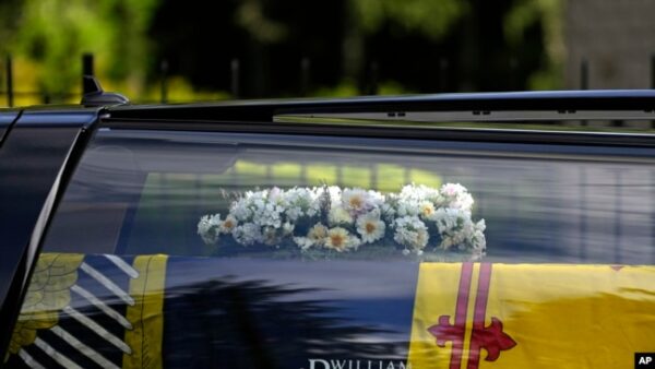 El ataúd que contiene el cuerpo de la reina Isabel II de Gran Bretaña sale del castillo de Balmoral en Escocia, el domingo 11 de septiembre de 2022.