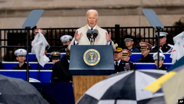 El presidente Joe Biden habla durante una ceremonia en el Pentágono en Washington, el domingo 11 de septiembre de 2022, para honrar y recordar a las víctimas del ataque terrorista del 11 de septiembre. (Foto AP/Andrew Harnik)