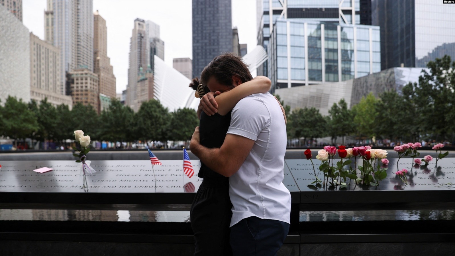 La gente reacciona durante una ceremonia que marca el 21 aniversario de los ataques del 11 de septiembre de 2001 contra el World Trade Center en el 9/11 Memorial and Museum en Manhattan, Nueva York, EEUU, 11 de septiembre de 2022. REUTERS/Amr Alfiky