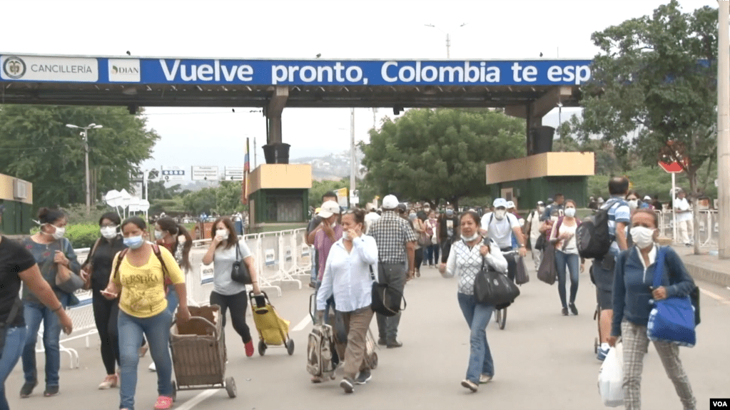 ARCHIVO - Personas cruzando el puente internacional Simón Bolívar, frontera entre Colombia y Venezuela.