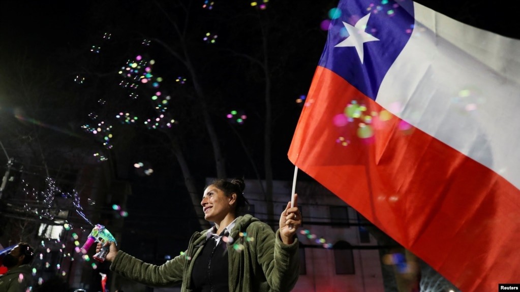 Un partidario de la opción de rechazo reacciona a los resultados del referéndum sobre una nueva constitución chilena en Santiago de Chile, el 4 de septiembre de 2022.