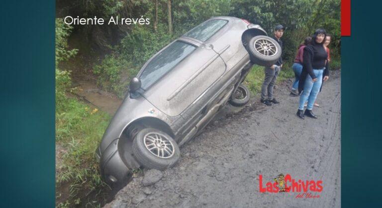 Carro encunetado en cáqueza