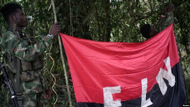 Rebeldes del Ejército de Liberación Nacional sostienen una pancarta en las selvas del noroeste de Colombia, el 30 de agosto de 2017.