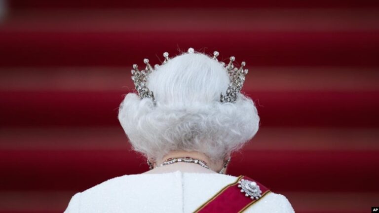 ARCHIVO - La reina Isabel II de Inglaterra llega para una cena oficial de Estado frente a la residencia del presidente alemán Joachim Gauck, el Palacio Bellevue en Berlín.