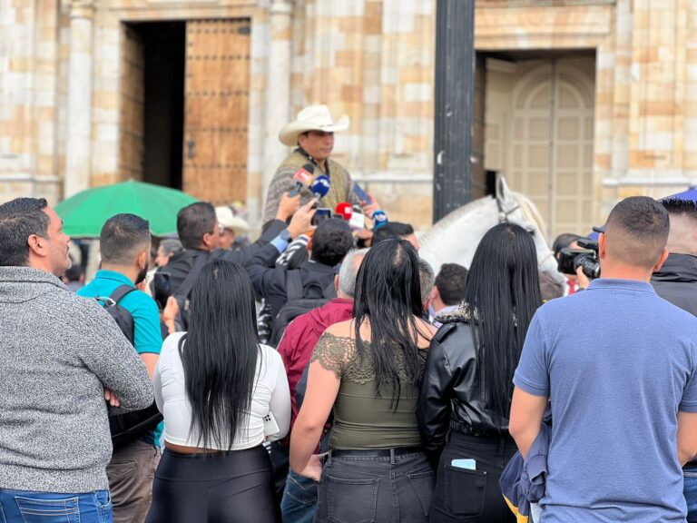 Alirio Barrera, montado en 'Pasaporte' su caballo cuarto de milla Créditos Foto Senador Alirio
