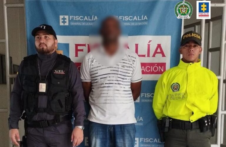 Profesor investigado por presunto abuso sexual de un estudiante menor de edad.