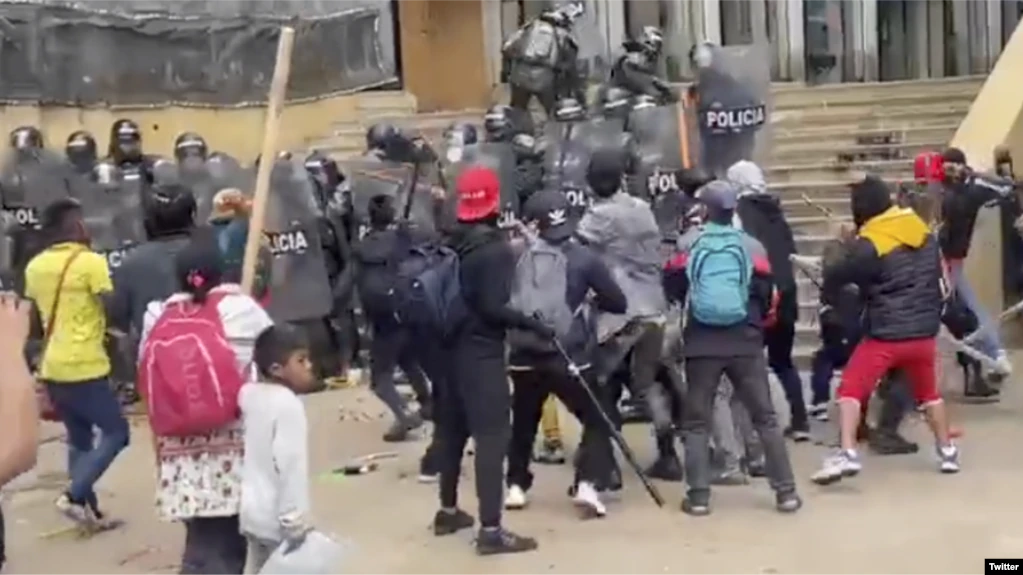 Foto Captura de un video publicado por Felipe Jiménez Ángel, el secretario de Gobierno de Bogotá, a través de su cuenta de Twitter (@felipeangell) sobre los disturbios registrados el 19 de octubre 2022, en el centro de Bogotá